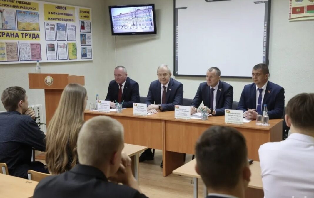 Глава Администрации Президента Республики Беларусь Игорь  Сергеенко встретился с учащимися УО «Климовичский государственный аграрный колледж».