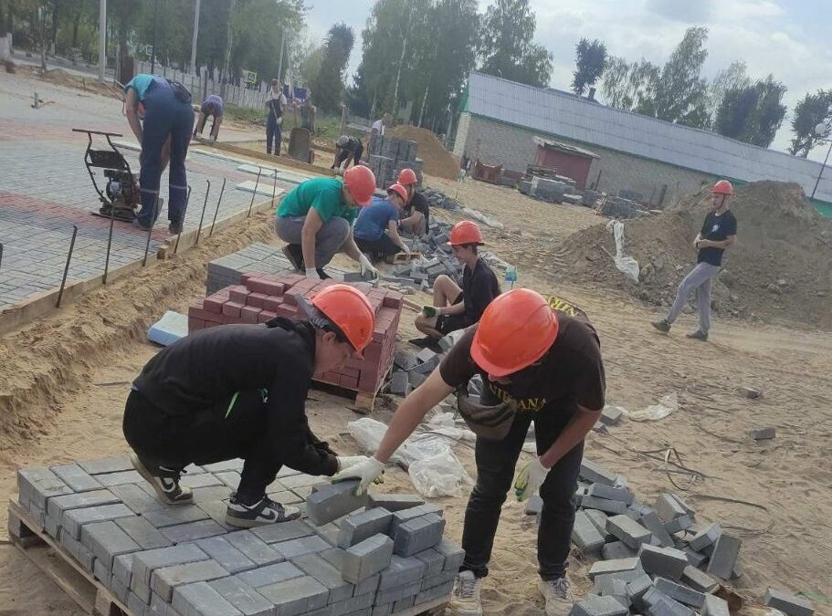 Строительный отряд помогает готовить объекты к «Дожинкам»