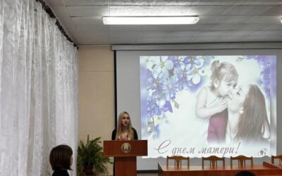 Ко Дню матери в читальном зале библиотеки прошёл литературно-музыкальный час «Немеркнущий свет материнской любви».