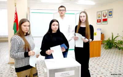 Учащиеся колледжа впервые исполнили гражданский долг. В память о первых в своей жизни выборах ребята получили издание “Сімвалы суверэннай Беларусі” и от ОО БРСМ футболку с надписью “Мой голос первый”
