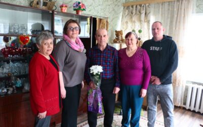 Председатель первичной профсоюзной организации Алеся Козырева совместно с председателем ветеранской организации колледжа Ковалевой Л.Н. поздравили с 70-летием Казадоева Геннадия Викторовича