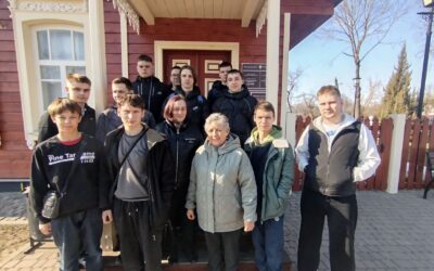 Учащиеся группы 21м совместно с куратором Бирюковой С.С. и ветераном труда Ковалевой Л.Н. посетили Климовичский районный краеведческий музей