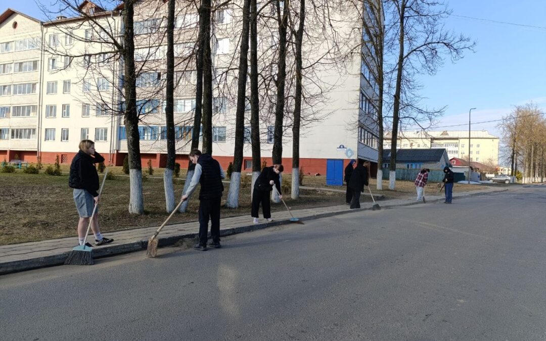 Учащиеся нашего колледжа присоединились к работам по благоустройству городских территорий