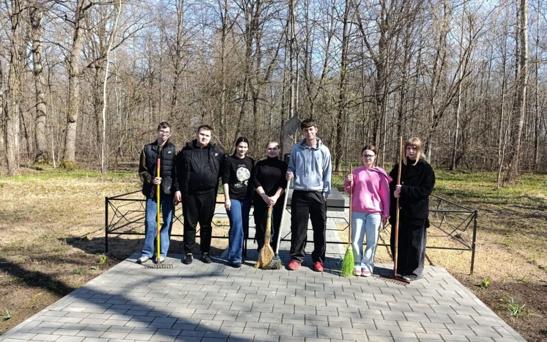 03.04.2026 учащиеся колледжа провели традиционную акцию по уборке братской могилы, расположенной на территории колледжа