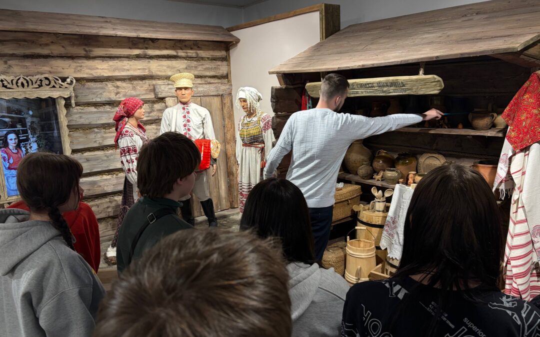 25 марта 2026 года в рамках воспитательной работы и укрепления связи поколений учащиеся группы 512 совместно с куратором Ребенок Е.В. посетили Климовичский районный краеведческий музей.