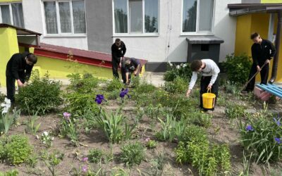 Вместе с ветераном труда учащиеся, группы 21м наводили красоту на клумбе